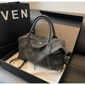 Detail einer anthrazitgrauen matten Leder-Tragetasche mit silbernen Beschlägen im Geschenkset