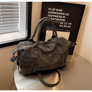 Nahaufnahme der Vintage-Boston-Tasche aus mattem Leder mit Doppelgriffen und Details