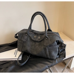 Detailansicht der Vintage Boston Tasche mit matter Textur und praktischem Doppelreißverschluss