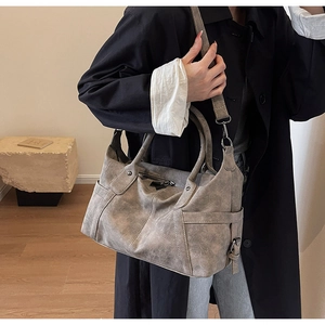 Detail der Vintage-Tragetasche in Taupe mit matter Textur und doppelten Seitentaschen