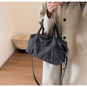 Detail der dunkelgrauen Boston Bag mit verstellbarem Gurt und Nieten-Applikationen