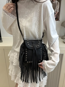 Borsa a tracolla nera con frange, rivetti argentati e texture in pelle di litchi
