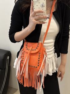 Borsa a tracolla arancione bohémien con rivetti vintage e lunghe nappe