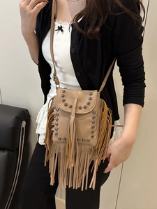 Borsa a tracolla bohémien in pelle marrone chiaro con borchie metalliche e frange