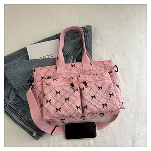 Borsa a tracolla in velluto rosa con motivi a fiocco neri e doppie tasche frontali