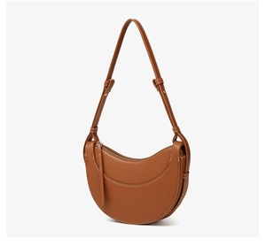 Détail du sac hobo marron en forme de lune avec surpiqûres blanches et bandoulière réglable