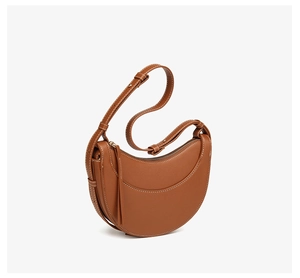 Gros plan détaillé du sac croissant marron avec texture cuir fine et surpiqûres contrastées