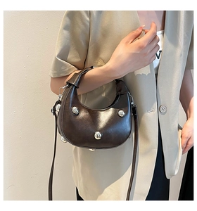 Detailansicht der kaffeebraunen Vintage Halbmond-Tasche mit Nieten und Glanzeffekt