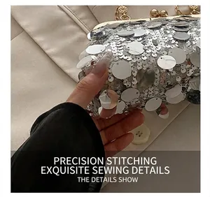 Gros plan des paillettes argentées et du fermoir métallique d'une pochette de soirée chic