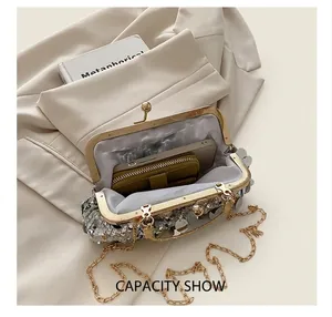 Détail de l'intérieur d'un sac de soirée à paillettes argentées avec téléphone