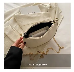 Detailansicht der cremeweißen Tasche mit Litschistruktur und geräumigem Innenfach