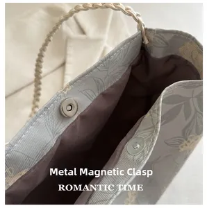 Détail de la poignée tissée et du fermoir magnétique de ce sac floral