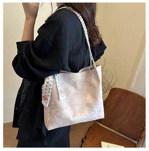 Détail du sac cabas floral avec bandoulière tressée blanche et foulard décoratif
