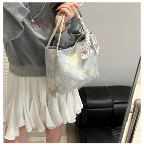 Grand sac cabas à imprimé fleuri avec anses tressées et détail foulard élégant