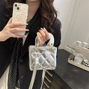 Chique zilveren gewatteerde handtas voor dames met metallic finish en schouderband