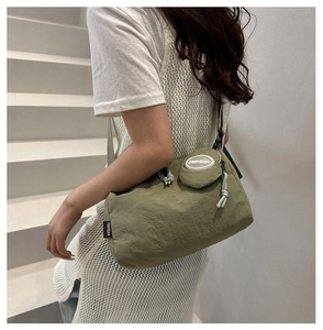 Detailansicht der olivgrünen Nylontasche mit Reißverschlusszug und kleinem Beutel