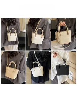 Collage de mannequin portant un sac cabas minimaliste en blanc, abricot et noir