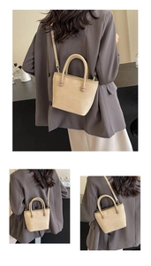 Détails du sac bandoulière en velours côtelé beige avec perles et bandoulière réglable