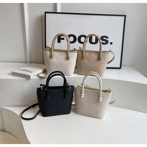 Collection de sacs à main minimalistes en quatre couleurs avec détails de perles au manche