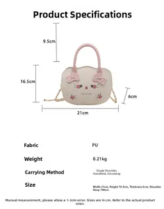 Detalle del diseño de cara de gato con lazo rosa en el bolso bandolera de cuero PU suave