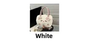 Detalle del bolso blanco de gato con asas rosas y adorno decorativo de lazo elegante