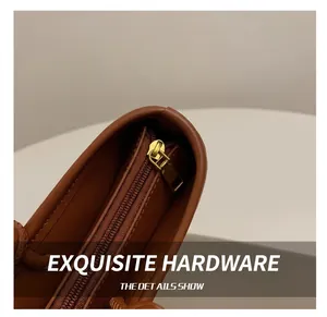 Detail of premium gold metal zipper closure on a brown vintage straw tote bag