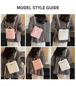 Dettagli di modelli che indossano zaini rosa e bianchi con motivo a coccodrillo in interni