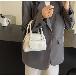 Schicke cremeweiße Boston Tasche mit Klapptasche kombiniert mit dunkelgrauem Blazer