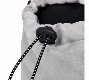 Detalle de tela de malla gris con cordón ajustable negro y hebilla de plástico resistente