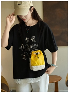 Detalle del bolso deportivo de lona amarillo y blanco con cordón y etiqueta de moda
