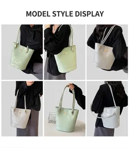 Dettaglio borse shopper verde menta e argento con trama perlata e logo metallico lucido