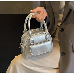 Nahaufnahme der silbernen Mini-Boston-Tasche mit Faltenoptik und Tragegriffen