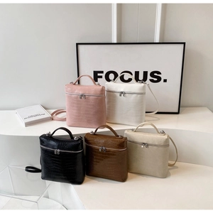 Collezione di borse a mano effetto coccodrillo in rosa, bianco, nero e marrone