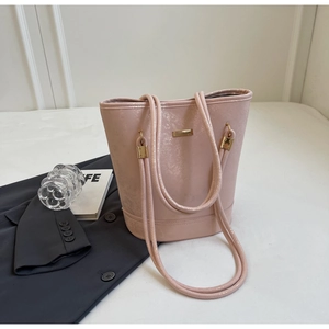 Dettaglio della borsa a secchiello rosa in vernice con texture screpolata e oro
