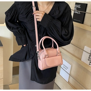 Modische blassrosa Mini-Umhängetasche kombiniert mit modernem Outfit und schickem Dekor