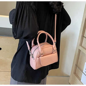 Detailansicht der rosa Lackleder-Umhängetasche mit silbernen Beschlägen und Griffen