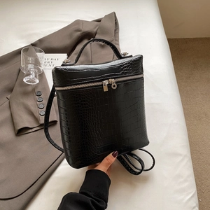 Zaino a secchiello nero con stampa coccodrillo in pelle PU lucida per donna versatile