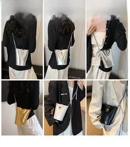Détails des mini sacs seaux avec chaîne en finitions métallique et mate sur mannequin
