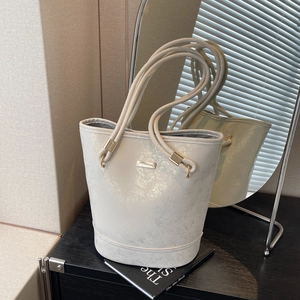 Elegante borsa a secchiello bianco avorio con texture goffrata e dettagli dorati