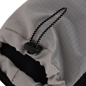Detalle de la tela gris de rejilla y el cordón trenzado de la bolsa deportiva