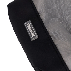 Detalle de tela ripstop y etiqueta de silicona fashion en bolso deportivo casual