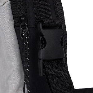 Detalle de tela ripstop gris a cuadros con hebilla y correa tejida para bolsa deportiva