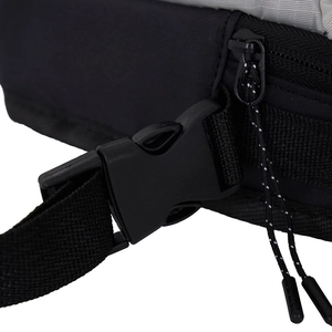 Detalle de hebilla de plástico negro y correa de nailon en mochila deportiva