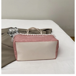 Détail du sac cabas rose et blanc avec bordure en dentelle, imprimé Everglow et anses solides
