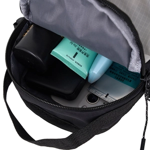 Vista detallada del interior del bolso deportivo negro con espacio para cosméticos y móvil