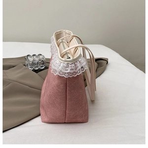 Détail du cabas rose mat avec bordure élégante en dentelle blanche et fermeture éclair