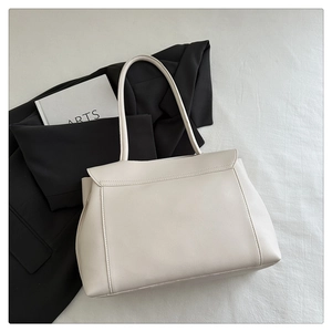 Détail du sac fourre-tout en PU blanc crème avec structure en accordéon et bandoulière