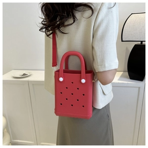 Rückansicht eines Modells mit einer roten Mini-EVA-Jelly-Tasche mit perforiertem Design