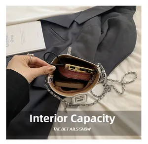 Détails sur la capacité interne du sac seau crème avec bandoulière en chaîne