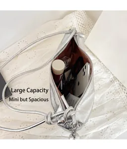 Innenansicht der silbernen Metallic-Tasche mit viel Platz für Essentials und Kosmetik